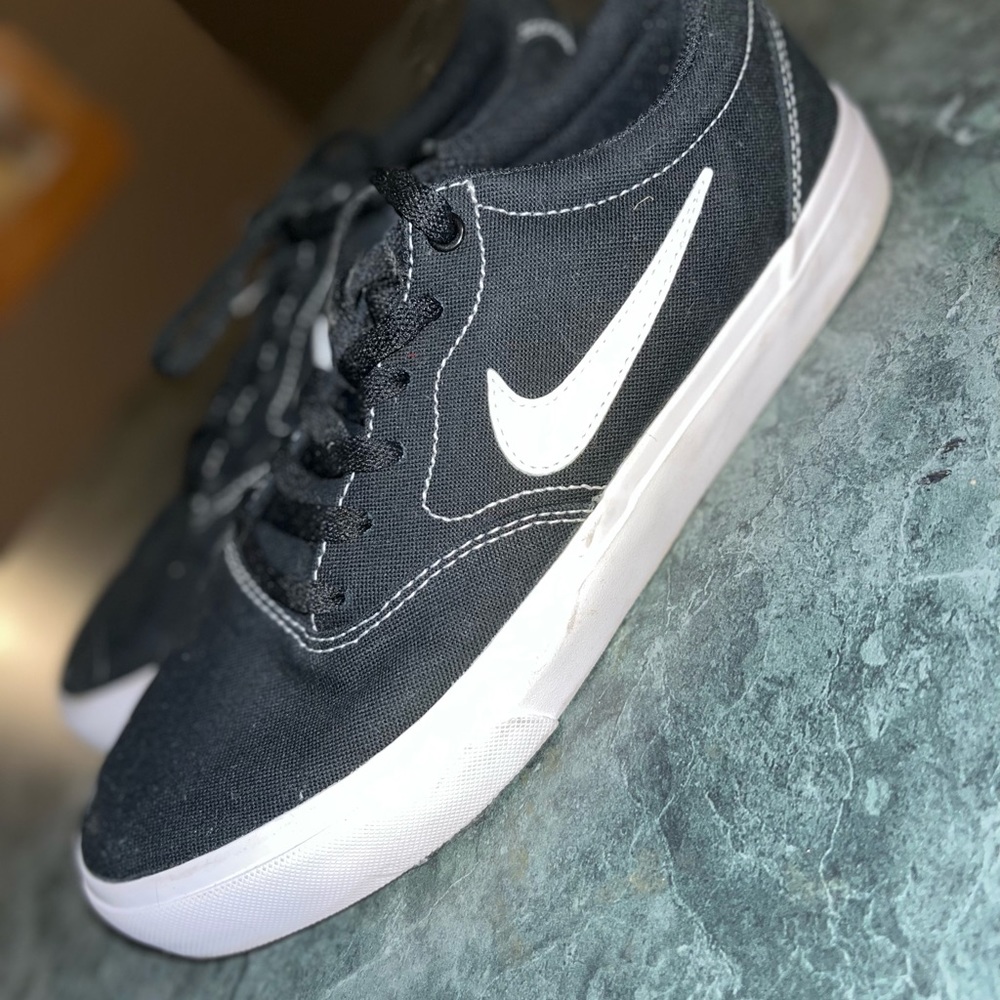 Nike shoes, low top - Picture 3 of 3